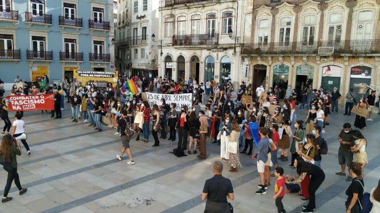 Manifestação anti-fascista na praça 8 de Maio