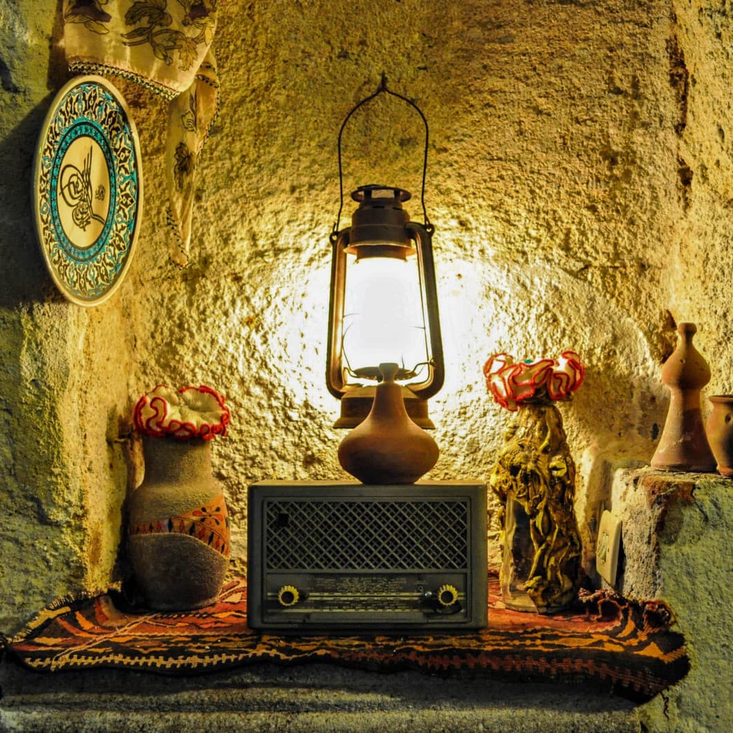 old_light_stilllife_house_lamp_wall_radio_turkey-840301.jpg!d copy